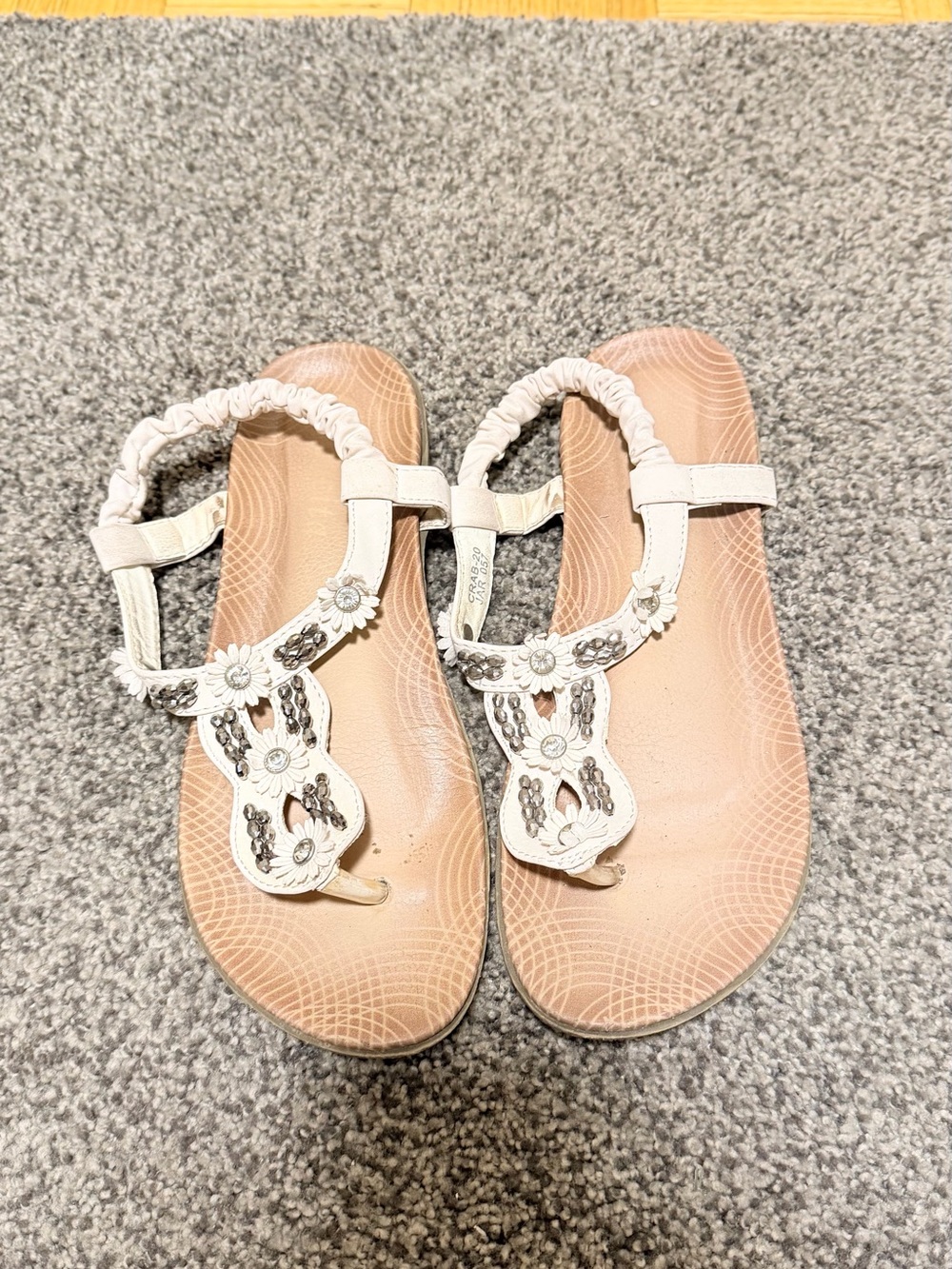 White Floral Rhinestone Beaded T-Strap Sandals Women’s Approx Size 7-8